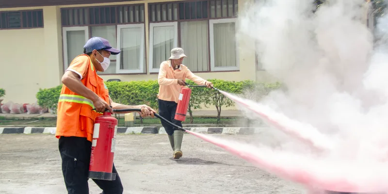 Pelatihan penggunaan alat pemadam api ringan Patigeni.