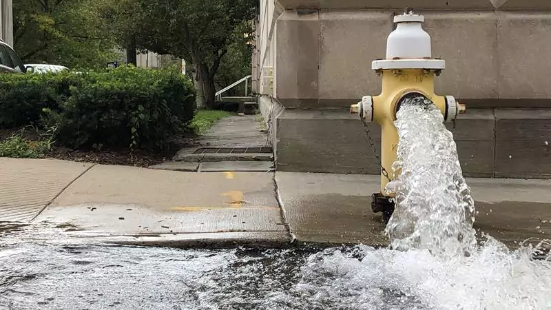 membuka hydrant dalam pengujian sprinkler